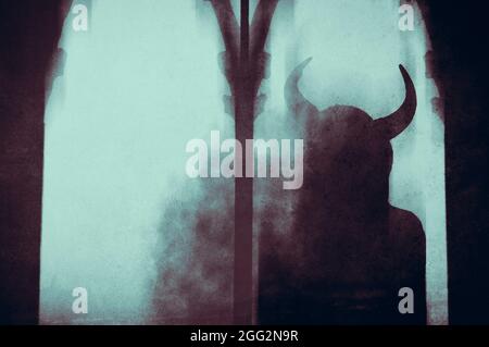 Un concept de fantaisie sombre . D'une mystérieuse femme diable avec des cornes, regardant par une fenêtre dans un vieux bâtiment, avec un flou, édition abstraite. Banque D'Images