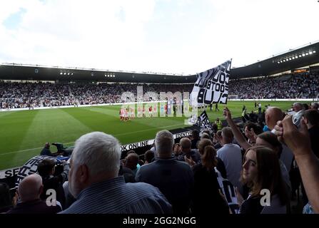 Les deux équipes s'alignent devant les fans lors du match de championnat Sky Bet au Pride Park Stadium, Derby. Date de la photo: Samedi 28 août 2021. Banque D'Images