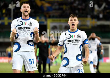 Vérone, Italie. 27 août 2021. Les inter-joueurs Milan Skriniar et Nicolo Barella célèbrent la victoire à la fin du match de football de la série A 2021/2022 entre Hellas Verona et le FC Internazionale au stade Marcantonio Bentegodi à Vérone (Italie), le 27 août 2021. Photo Andrea Staccioli/Insidefoto crédit: Insidefoto srl/Alamy Live News Banque D'Images