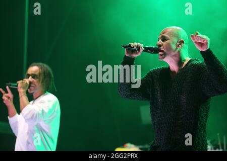 Wernigerode, Allemagne. 27 août 2021. Mateo Jasik (r.) et Johnny Strange (du vrai nom de John Magiriba Lwanga) du groupe 'Culcha Candela' sont sur scène au Harz Open Air. Après une forte pluie continue, un concert du groupe a été annulé dans l'après-midi. Credit: Matthias Bein/dpa-Zentralbild/ZB/dpa/Alay Live News Banque D'Images