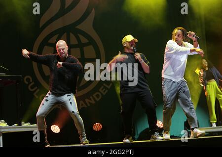 Wernigerode, Allemagne. 27 août 2021. Mateo Jasik, Don Cali et Johnny Strange (du vrai nom de John Magiriba Lwanga) du groupe 'Culcha Candela' sont sur scène au Harz Open Air. Après une forte pluie continue, un concert du groupe a été annulé dans l'après-midi. Credit: Matthias Bein/dpa-Zentralbild/ZB/dpa/Alay Live News Banque D'Images