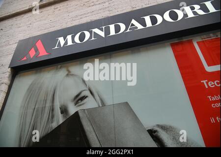 TORINO, ITALIE - 06 août 2021 : le logo de la société d'édition italienne « Mondadori » sur le magasin exposé de Turin, Italie (8 août 2021) Banque D'Images