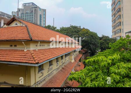 Ho Chi Minh, Vietnam 26 mars 2016 : toit d'un ancien bâtiment sur le campus de l'Université nationale du Vietnam HCM City - Université des Sciences Banque D'Images