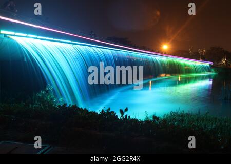 Ho Chi Minh, Vietnam - 20 mai 2018 : le pont Anh Sao ou Starlight est un pont piétonnier avec une chute d'eau et un bel éclairage coloré. Banque D'Images