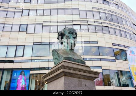 Sculpture en bronze historique de Friedrich Wilhelm von Schadow, dévoilée en 1869, devant un immeuble moderne de bureaux et de magasins à Düsseldorf, en Allemagne. Banque D'Images