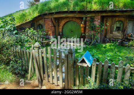 Green Door Hobbit Hole Home On the Hobbiton Movie Set for the Lord of the Rings Movie Trilogy à Matamata Nouvelle-Zélande UNE attraction touristique populaire Banque D'Images