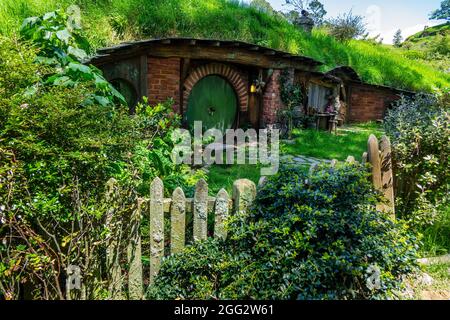 Green Door Hobbit Hole Home On the Hobbiton Movie Set for the Lord of the Rings Movie Trilogy à Matamata Nouvelle-Zélande UNE attraction touristique populaire Banque D'Images