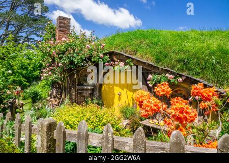 Yellow Door Hobbit Hole Home On the Hobbiton Movie Set pour le Seigneur des anneaux Movie Trilogy à Matamata Nouvelle-Zélande UNE attraction touristique populaire Banque D'Images