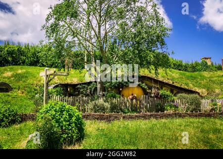 Yellow Door Hobbit Hole Home On the Hobbiton Movie Set pour le Seigneur des anneaux Movie Trilogy à Matamata Nouvelle-Zélande UNE attraction touristique populaire Banque D'Images