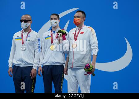 Tokyo, Japon. 28 août 2021. Viktor Smyrnov (L), Mykhailo Serbin (Ukraine) et Yang Bozun (R) (Chine) assistent à la cérémonie de remise des médailles de la finale de natation S11 de 100m contre la course masculine aux Jeux paralympiques de Tokyo de 2020 à Tokyo, au Japon, le 28 août 2021. Credit: Zhu Wei/Xinhua/Alay Live News Banque D'Images