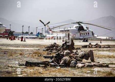 Kaboul, Afghanistan. 28 août 2021. Les Marines affectés à la Force opérationnelle aérienne maritime à but spécial - intervention en cas de crise - Commandement central assurent la sécurité à l'aéroport international Hamid Karzaï, à Kaboul, en Afghanistan, le 18 août 2021. Les membres du service des États-Unis aident le ministère d'État à procéder à un retrait ordonné du personnel désigné en Afghanistan. Photo par le 1er Lt. Mark Andries/USMC/UPI crédit: UPI/Alay Live News Banque D'Images