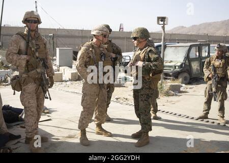 Kaboul, Afghanistan. 28 août 2021. U.S. Marine Brig. Le général Farrell J. Sullivan, commandant de la Force opérationnelle navale amphibie 51/5e Brigade expéditionnaire maritime, parle au LtCol. Brad Whited, commandant du 2e Bataillon, 1er Régiment maritime, lors d'une évacuation à l'aéroport international Hamid Karzaï, à Kaboul, en Afghanistan, le 24 août 2021. Les membres du service américain et les forces de la coalition aident le Département d'État à effectuer une opération d'évacuation (NEO) non combattue en Afghanistan. Photo par le sergent d'état-major. Victor Mancilla/USMC/UPI crédit: UPI/Alay Live News Banque D'Images