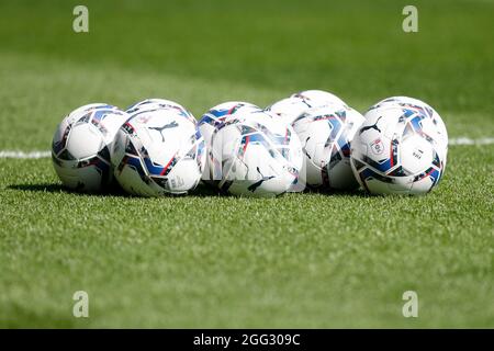 Huddersfield, Royaume-Uni. 28 août 2021. Une collection de balles de match Puma EFL à Huddersfield, Royaume-Uni, le 8/28/2021. (Photo par Ben Early/News Images/Sipa USA) crédit: SIPA USA/Alay Live News Banque D'Images