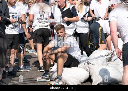 Après avoir terminé la course masculine aux championnats écossais de transport de charbon dans les rues de Kelty à Fife. Date de la photo: Samedi 28 août 2021. Banque D'Images