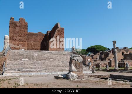 Le Capitole à des fouilles archéologiques de Ostia Antica entourée de ruines, colonnes et demeure de statues et bas-reliefs Banque D'Images