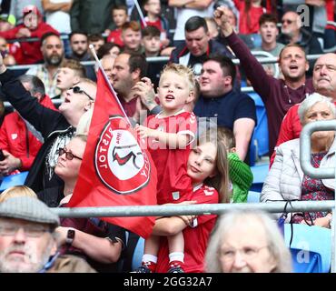 Cardiff City Stadium, Cardiff, Royaume-Uni. 28 août 2021. EFL Championship football, Cardiff versus Bristol City; les jeunes fans de Bristol City apprécient le jeu crédit: Action plus Sports/Alamy Live News Banque D'Images