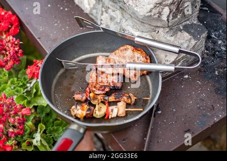 Délicieuse viande grillée dans la poêle en fonte avec une variété de brochettes de légumes grillés Banque D'Images