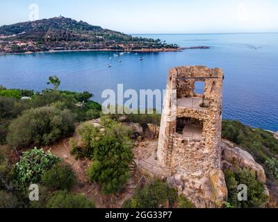 Tour de la forteresse de San Gemiliano sur la côte rocheuse sur la mer bleue. Sardaigne, Italie. Ville d'Arbatax. Banque D'Images