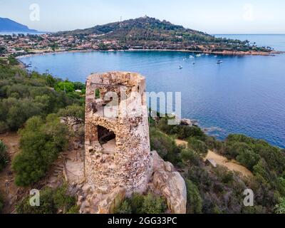 Tour de la forteresse de San Gemiliano sur la côte rocheuse sur la mer bleue. Sardaigne, Italie. Ville d'Arbatax. Banque D'Images