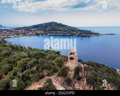 Arbatax, Italie. 20 juillet 2021 : tour de la forteresse de San Gemiliano sur la côte rocheuse sur la mer bleue. Sardaigne, Italie. Ville d'Arbatax. Banque D'Images