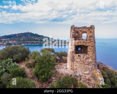 Tour de la forteresse de San Gemiliano sur la côte rocheuse sur la mer bleue. Sardaigne, Italie. Ville d'Arbatax. Banque D'Images