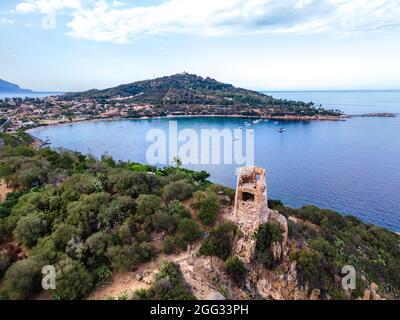 Tour de la forteresse de San Gemiliano sur la côte rocheuse sur la mer bleue. Sardaigne, Italie. Ville d'Arbatax. Banque D'Images