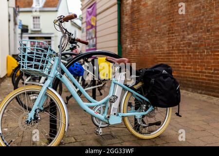 Woodbridge Suffolk UK août 27 2021 : un vélo électrique Volt et une batterie garés dans la rue et enfermés contre des stands de vélo. Vélo électrique, ele Banque D'Images