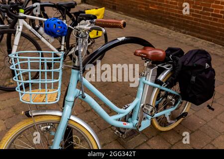 Woodbridge Suffolk UK août 27 2021 : un vélo électrique Volt et une batterie garés dans la rue et enfermés contre des stands de vélo. Vélo électrique, ele Banque D'Images