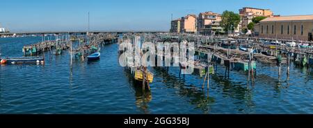 Pièges à pêche et bateaux de pêche ancrés au port. Chioggia vue de la rue Granatieri di Sardegna. Laguna Veneta. Italie Banque D'Images