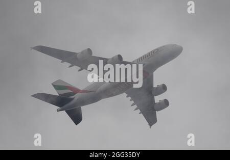 Londres, Royaume-Uni. 28 août 2021. A6-eu Emirates Airbus A380 dans un nuage épais au-dessus de Londres après avoir quitté Heathrow en route vers Dubaï eau Banque D'Images