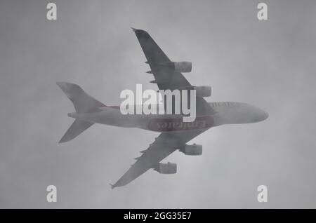 Londres, Royaume-Uni. 28 août 2021. A6-eu Emirates Airbus A380 dans un nuage épais au-dessus de Londres après avoir quitté Heathrow en route vers Dubaï eau Banque D'Images