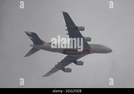 Londres, Royaume-Uni. 28 août 2021. A6-eu Emirates Airbus A380 dans un nuage épais au-dessus de Londres après avoir quitté Heathrow en route vers Dubaï eau Banque D'Images