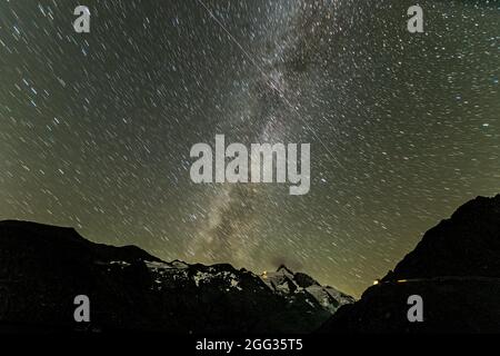 Douche de météores de Perseid et voie lactée au-dessus du sommet de Grossglockner Hohe tauern National Park Banque D'Images