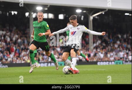 Leo Ostigard de Stoke City (à gauche) et Harry Wilson de Fulham en action pendant le match du championnat Sky Bet à Craven Cottage, Londres. Date de la photo: Samedi 28 août 2021. Banque D'Images