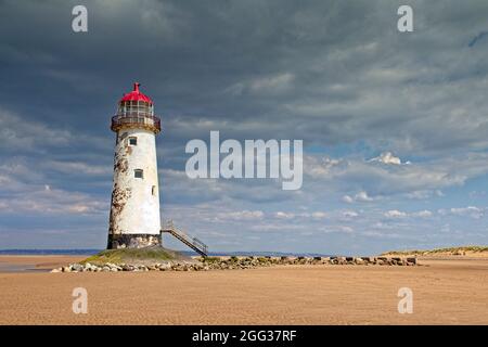 Point du phare d'Ayr sur la pointe nord-ouest de l'estuaire de la Dee. Lourds nuages gris avec lumière du soleil. Marée basse avec plage de sable autour du phare Banque D'Images