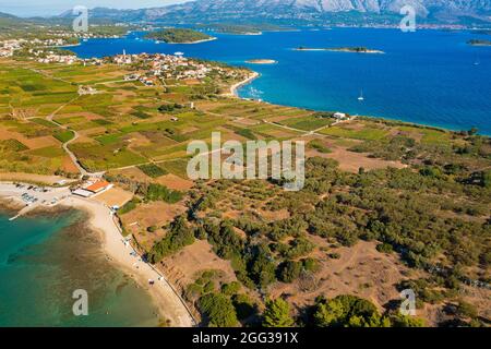 Vue aérienne des plages et des champs près de la ville de Lumbarda sur l'île de Korcula, Mer Adriatique en Croatie Banque D'Images