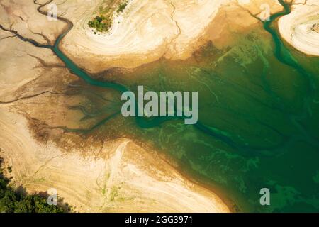 Vue aérienne du réservoir sec de la rivière Cetina en Croatie Banque D'Images