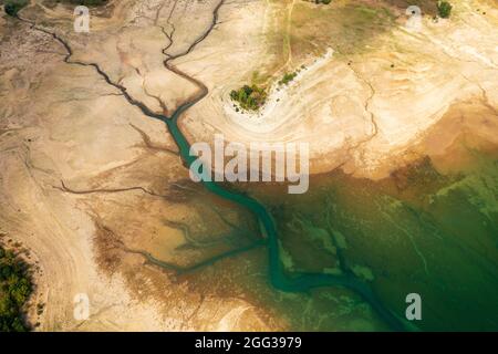 Vue aérienne du réservoir sec de Peruča sur la rivière Cetina en Croatie Banque D'Images