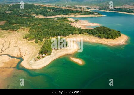 Vue aérienne du réservoir de Peruča sur la rivière Cetina en Croatie Banque D'Images