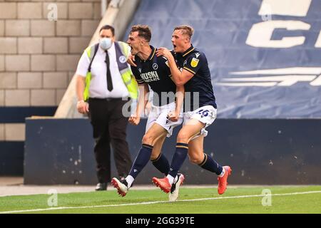 Jake Cooper #5 de Millwall célèbre son objectif de faire 2-1 Banque D'Images