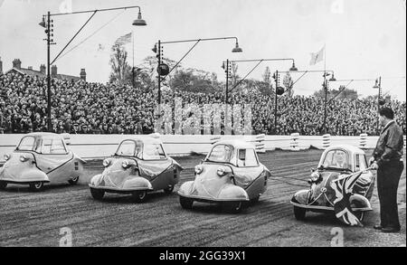 Messerschmitt KR175 Kabininscrits sur la ligne de départ d'une course au stade Perry Barr en 1950s, Birmingham, Angleterre Banque D'Images