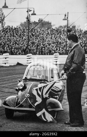 Un Messerschmitt KR175 Kabinenroller à la grille de départ d'une course au Perry Barr Greyhound Stadium dans les années 1950, Birmingham, Angleterre Banque D'Images