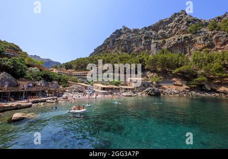 PORT DE sa CALOBRA, ESPAGNE - JUILLET 21: Les gens bronzer et nager à la plage le 21 juillet 2021 à Port de sa Calobra, Espagne. Banque D'Images