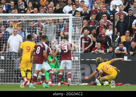 Londres, Royaume-Uni. 28 août 2021. Conor Gallagher de Crystal Palace (R) marque ses équipes le 1er but. Match de la Premier League, West Ham Utd v Crystal Palace au stade de Londres, parc olympique Queen Elizabeth à Londres, le samedi 28 août 2021. Cette image ne peut être utilisée qu'à des fins éditoriales. Utilisation éditoriale uniquement, licence requise pour une utilisation commerciale. Aucune utilisation dans les Paris, les jeux ou les publications d'un seul club/ligue/joueur. photo par Steffan Bowen/Andrew Orchard sports photographie/Alay Live news crédit: Andrew Orchard sports photographie/Alay Live News Banque D'Images