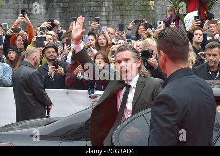 Karlovy Vary, République tchèque. 28 août 2021. L'acteur américain Ethan Hawke vient à la cérémonie de clôture du 55e Festival international du film de Karlovy (KVIFF), le 28 août 2021, à Karlovy Vary, République tchèque. Crédit: Slavomir Kubes/CTK photo/Alamy Live News Banque D'Images