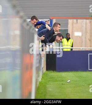 Solihull, Royaume-Uni. 28 août 2021. Les fans de Barnett fêtent le but de leurs équipes lors du match de la Vanarama National League entre Solihull Moors et Barnett au SportNation.bet Stadium à Solihull, Angleterre crédit: SPP Sport Press photo. /Alamy Live News Banque D'Images