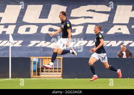 Jake Cooper #5 de Millwall célèbre son objectif du faire 2-1 dans, le 8/28/2021. (Photo de Mark Cosgrove/News Images/Sipa USA) crédit: SIPA USA/Alay Live News Banque D'Images