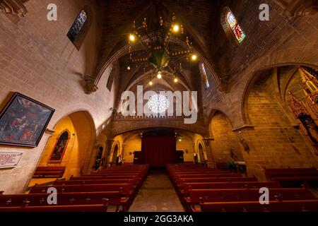 ALCUDIA, ESPAGNE - JUILLET 24: (NOTE DE LA RÉDACTION: Image est un composite numérique [High Dynamic Range, HDR].) La roseraie de l'église Saint Jaume (en espagnol: Església de Sant Jaume d'Alcúdia) est vue le 24 juillet 2021 à Alcudia, Espagne. Banque D'Images