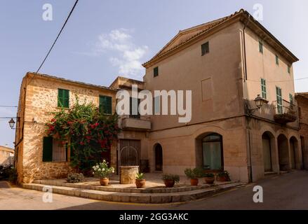 ALCUDIA, ESPAGNE - 24 JUILLET : un bâtiment est vu dans la rue Carrer del Lledoner de la vieille ville le 24 juillet 2021 à Alcudia, Espagne. Banque D'Images