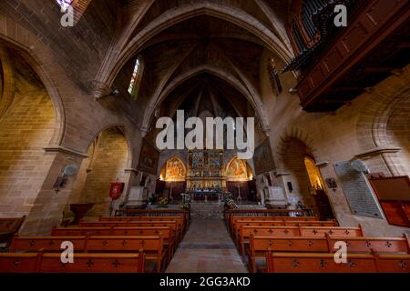 ALCUDIA, ESPAGNE - JUILLET 24 : l'autel principal de l'église Saint Jaume (en espagnol : Església de Sant Jaume d'Alcúdia) est vu le 24 juillet 2021 à Alcudia, Espagne. Banque D'Images